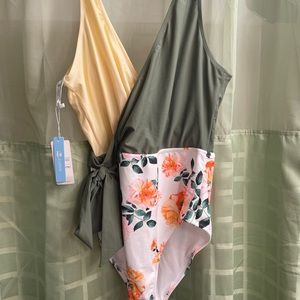 Cupshe one piece crosstie yellow n green floral swimsuit. NWT